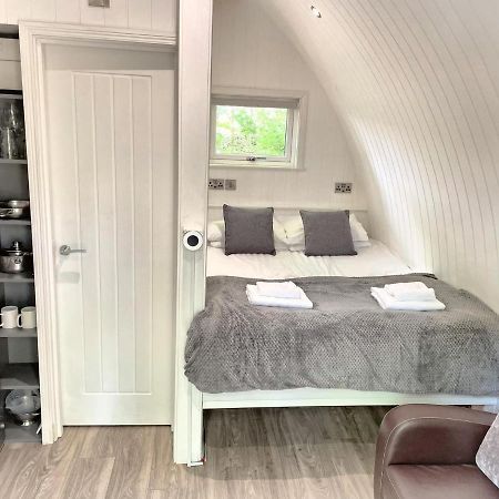 The Pod-Hot Tub-Woodland Lodges-St Clears-Кармартен Экстерьер фото